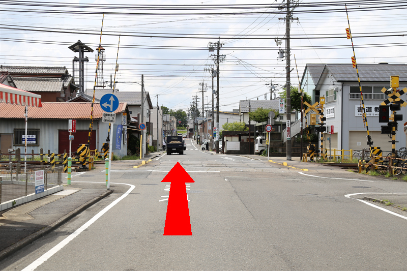 名鉄線路を越える