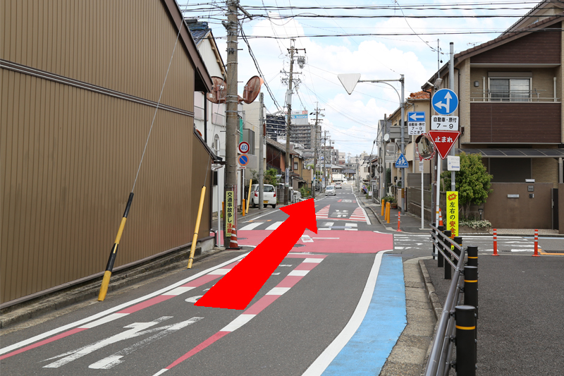 最初の交差点を直進