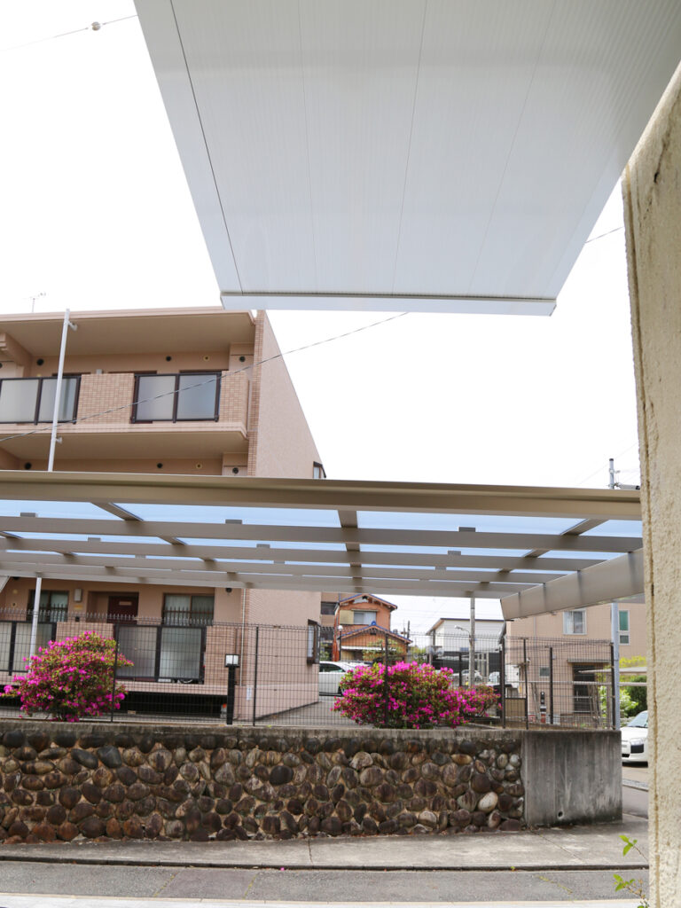 やまだいいん一般外来入口の新しい雨よけ
